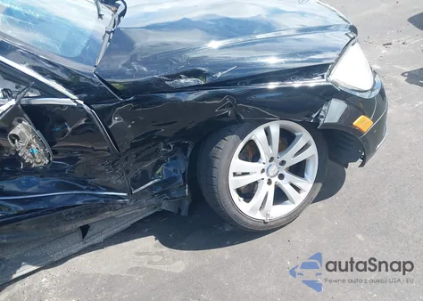 2011 Mercedes-Benz C 300 Luxury/Sport z USA, uszkodzony, nr VIN WDDGF5EB3BA433786